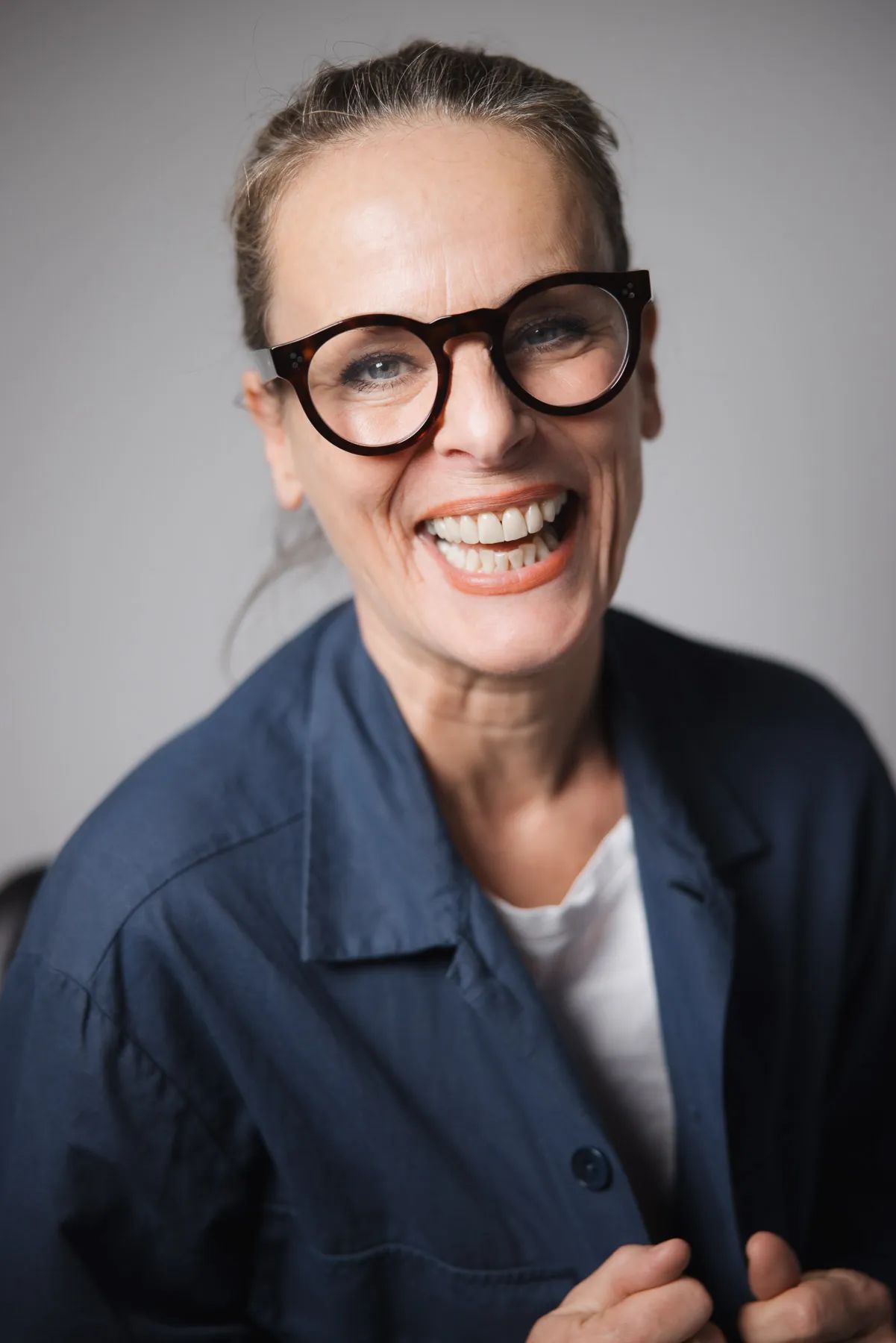 Personal-Brand-Aufnahme von unfogyou, eine Person wirkt entspannt und präsent vor der Kamera